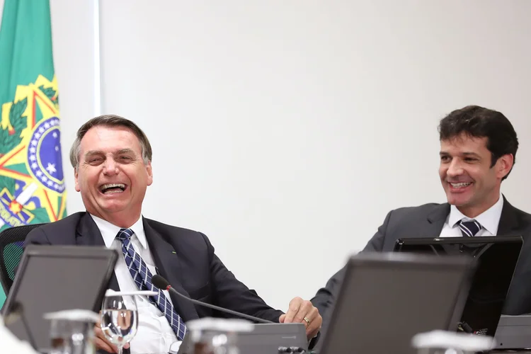 Jair Bolsonaro e Marcelo Álvaro Antônio: "Não tem coisas boas para perguntar? 'Ralo' o dia todo e não tem uma coisa boa para perguntar?", disse o presidente em referência aos questionamentos da imprensa (Marcos Corrêa/PR/Reprodução)