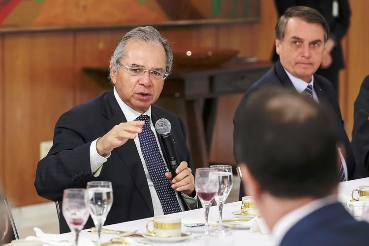 Paulo Guedes e Jair Bolsonaro: governo deve publicar relatório extemporâneo de receitas e despesas, no qual deve incluir recursos de leilões de petróleo (Marcos Corrêa/PR/Reprodução)
