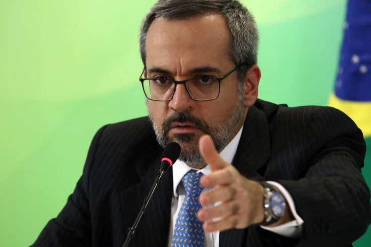 O ministro foi convocado via requerimento assinado por 16 deputados federais (Gabriel Jabur/MEC/Flickr)