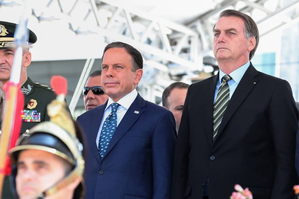 Bolsonaro diz que colapso não deve acontecer e chama Doria de lunático