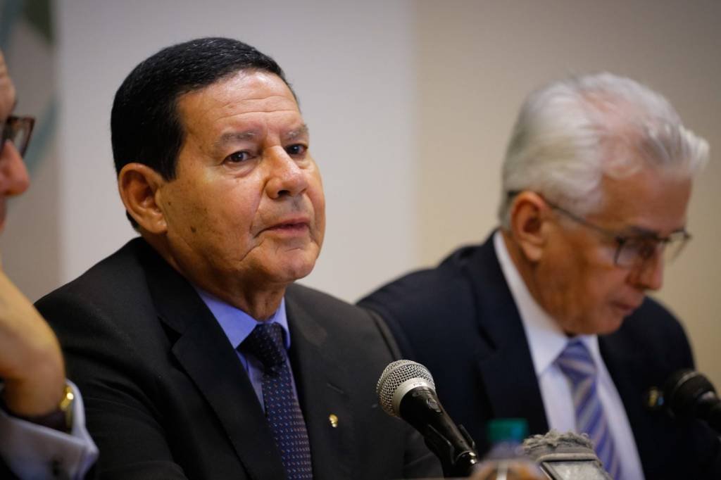 Papa e igreja não são inimigos do governo brasileiro, diz Mourão