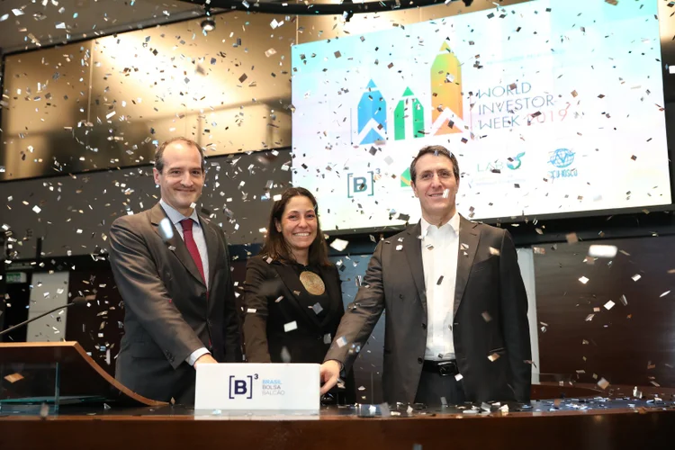 CEO da Vivara, Márcio Kaufman, e representantes da diretoria da empresa, ao lado do CEO da B3, Gilson Finkelsztain. (B3/Divulgação)