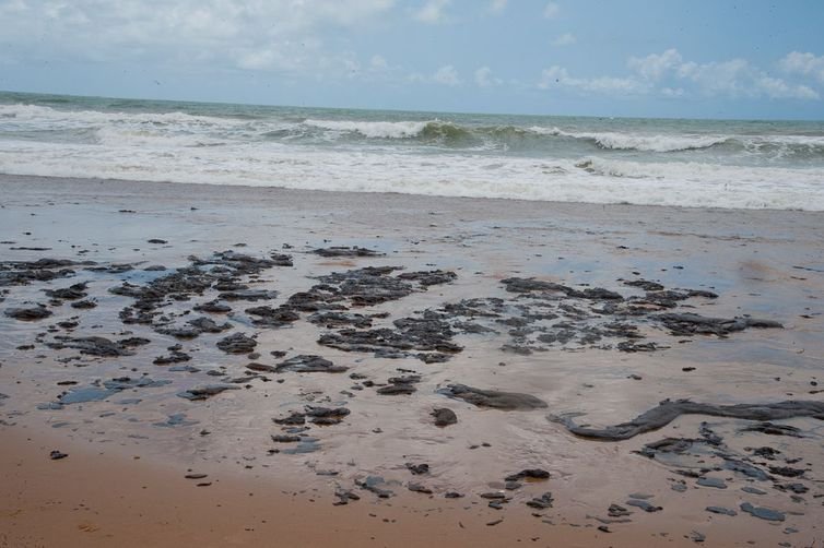 Pesquisadores acreditam ter achado ponto de origem do óleo no Nordeste