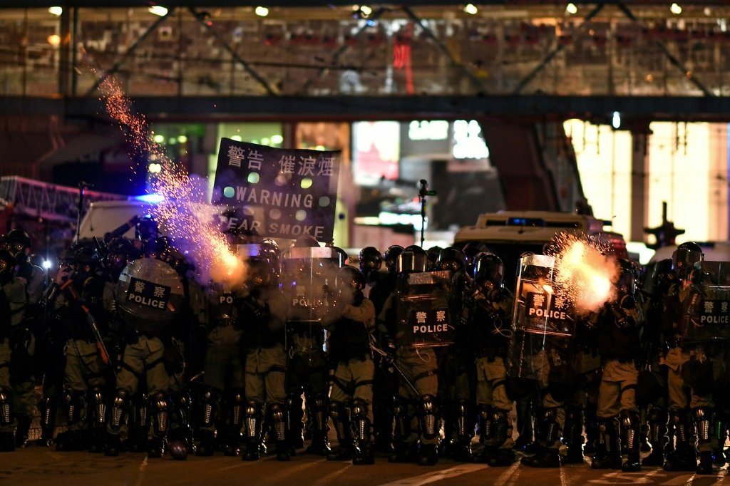 Mais uma noite de caos, violência e desafio ao governo de Hong Kong