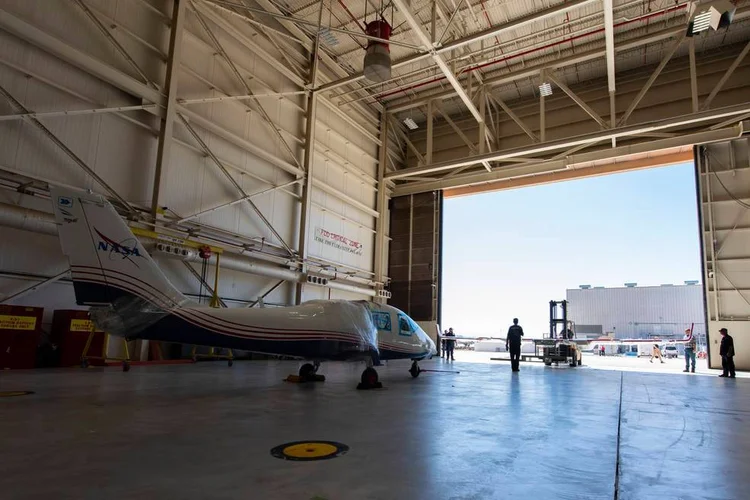 NASA’s X-57 Maxwell, the agency’s first all-electric X-plane and first crewed X-planed in two decades, is delivered to NASA’s Armstrong Flight Research Center in Edwards, California in its Mod II configuration. The first of three primary modifications for the project, Mod II involves testing of the aircraft’s cruise electric propulsion system. Delivery to NASA from prime contractor Empirical Systems Aerospace of San Luis Obispo, California, marks a major milestone for the project, at which point the vehicle is reintegrated for ground tests, to be followed by taxi tests, and eventually, flight tests. X-57’s goal is to further advance the design and airworthiness process for distributed electric propulsion technology for general aviation aircraft, which can provide multiple benefits to efficiency, emissions, and noise. (Nasa/Divulgação)