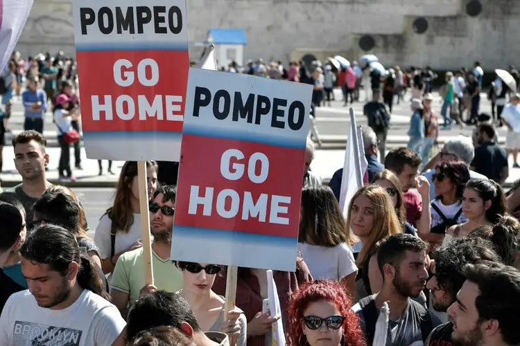 Manifestantes participam de um protesto contra a visita do Secretário de Estado dos EUA, Mike Pompeo (AFP/AFP)