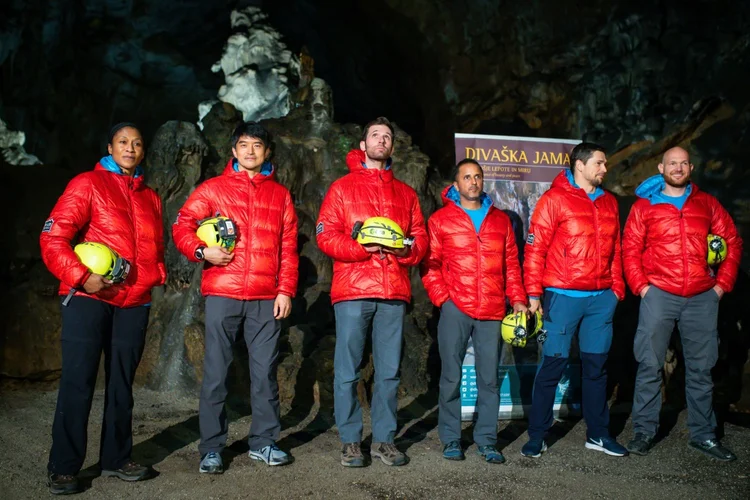 Eles decidiram trocar o traje espacial por um equipamento de espeleologia (Anze Malovrh/AFP)