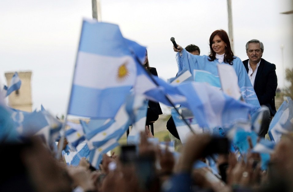 CRISTINA KIRCHNER E ALBERTO FERNÁNDEZ: os argentinos escolheram uma vice que gosta de fazer gol de mão (Ricardo Moraes/Reuters)