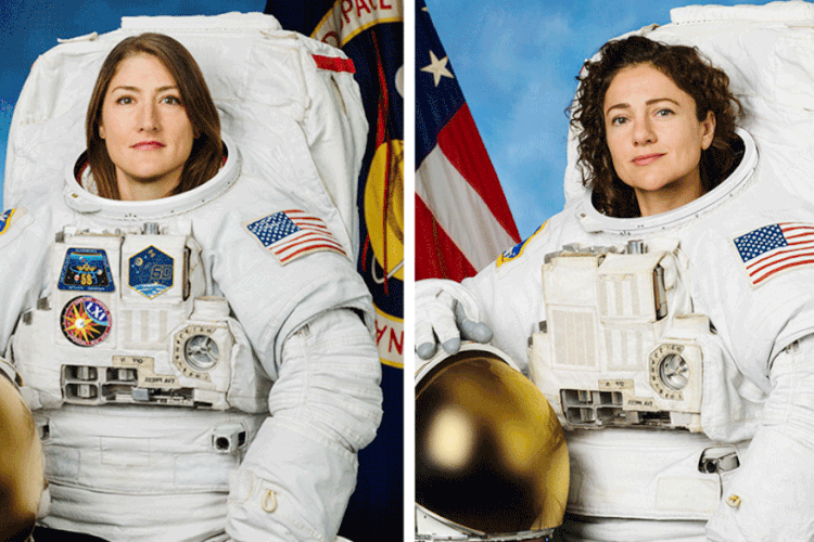 Christina Koch e Jessica Meir: as duas astronautas levaram seis horas e meia para trocar as baterias velhas (NASA/Divulgação)