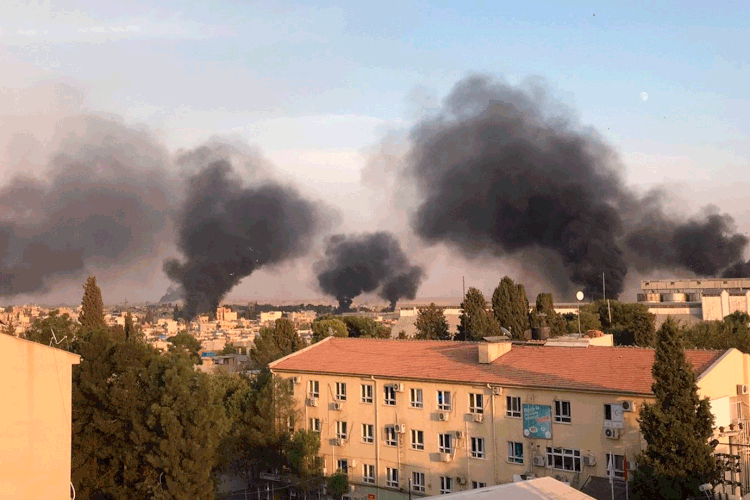 Síria: as forças curdas lutam para conter a ofensiva lançada pela Turquia ontem (Anadolu Agency / Colaborador/Getty Images)