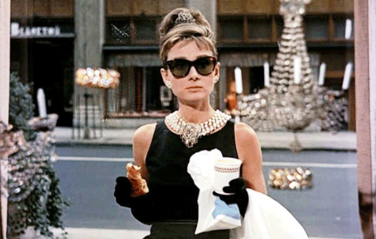 Audrey Hepburn no filme Breakfast at Tiffany's: o filme dos anos 1960 imortalizou o luxo como estilo de vida.  (Breakfast At Tiffany's/Reprodução)