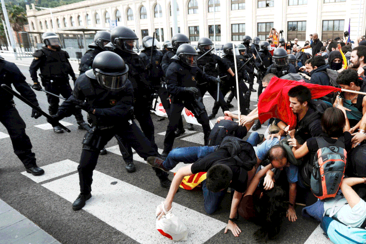 Espanha: protestos em Barcelona contra a prisão de líderes separatistas da Catalunha (Jon Nazca/Reuters)