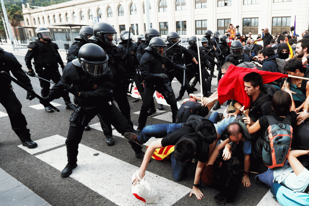 Barcelona vive 5º dia de protestos após condenação de líderes separatistas