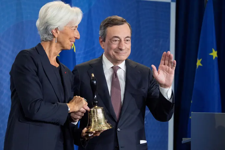 Christine Lagarde e Mario Draghi: presidente do BCE por oito anos passou o cargo para sucessora nesta segunda  (Boris Roessler/Reuters)