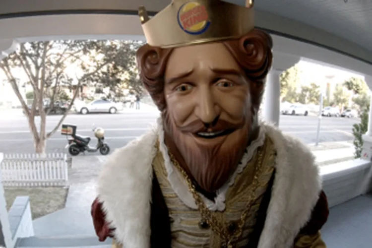 Campanha inusitada: mascote do BK faz entregas por Uber Eats (Burger King/Divulgação)