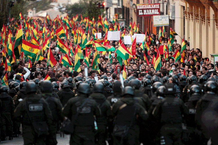 Protestos na Bolívia: Em La Paz, onde ruas foram bloqueadas, ocorreram choques entre opositores e mineiros ligados ao governo, que detonaram bananas de dinamite, causando temor entre a população (Manuel Claure/Reuters)