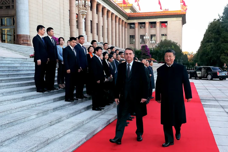 Jair Bolsonaro e Xi Jinping: na China, o presidente anunciou isenção de vistos para chineses (Isac Nóbrega/ Palácio do Planalto/Divulgação)