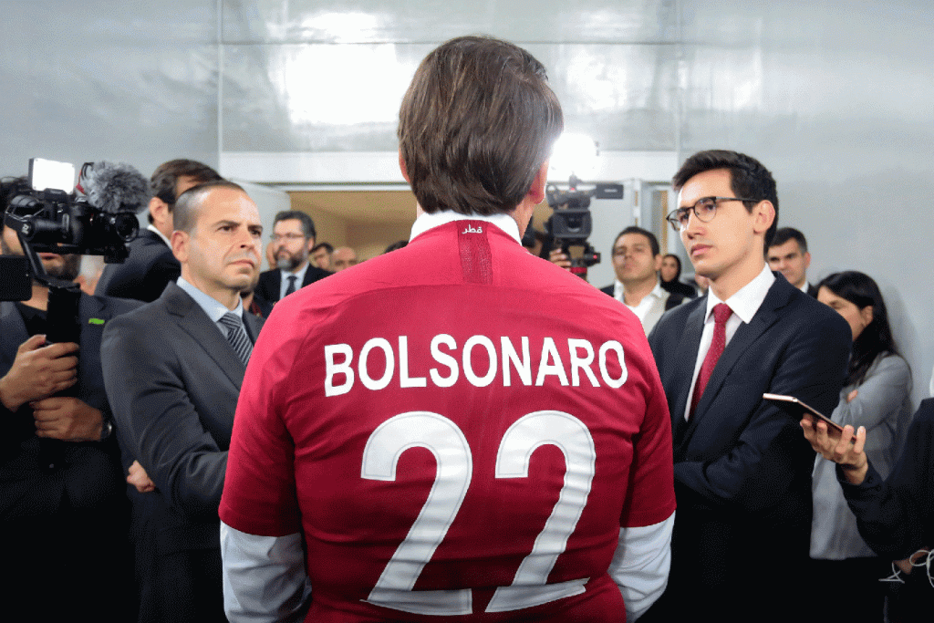 Bolsonaro deixa entrevista após ser questionado sobre Celso de Mello