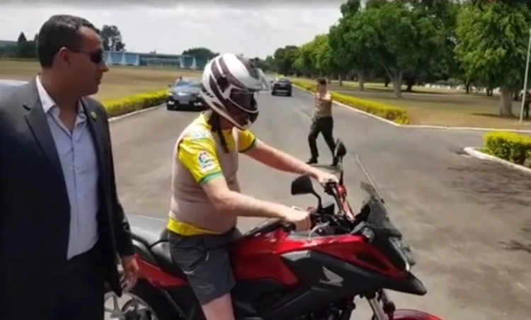 Presidente Jair Bolsonaro durante passeio em frente ao Palácio da Alvorada (Reprodução/Reprodução)