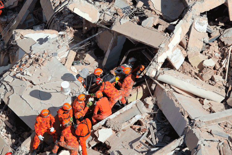 Fortaleza: a expectativa dos bombeiros é a ação de resgate dure uma semana (Thiago Gadelha/Reuters)