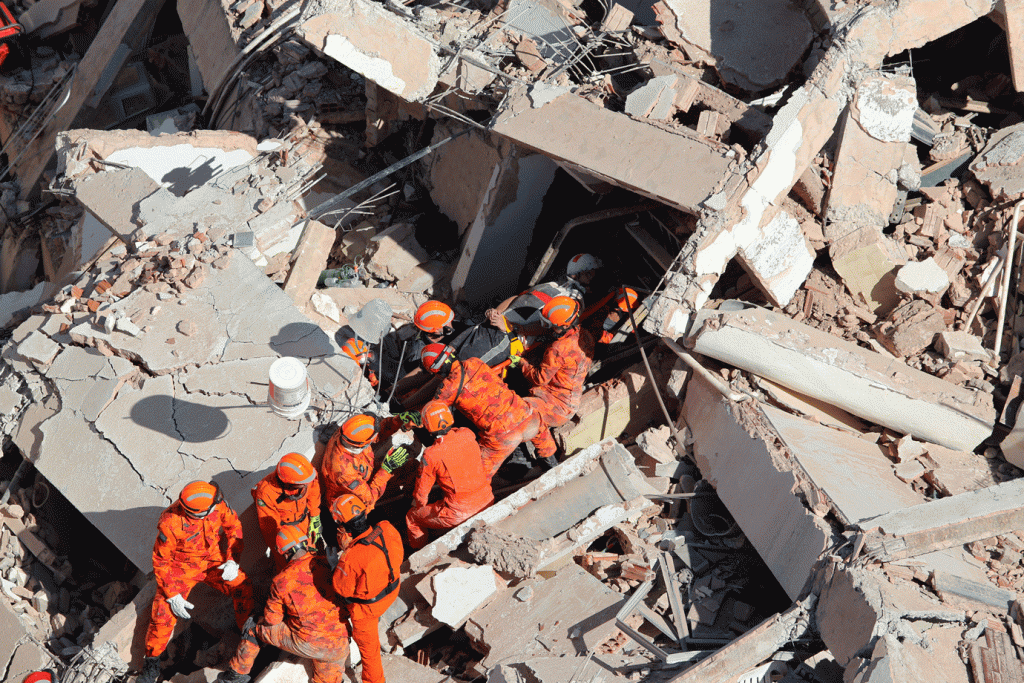 Bombeiros resgatam último corpo de prédio que desabou em Fortaleza
