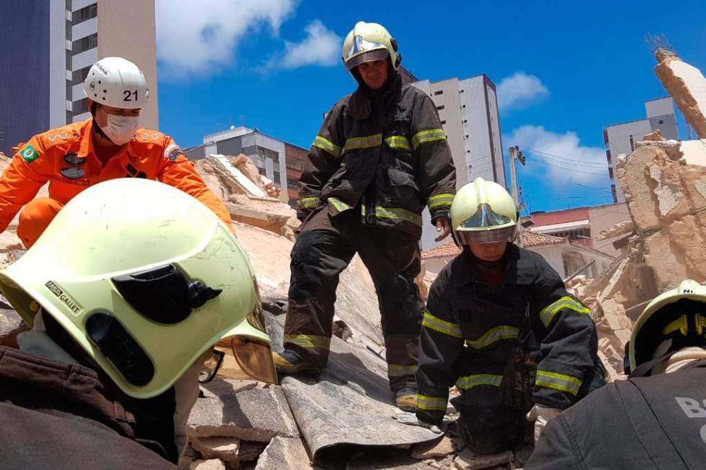 Prédio residencial desaba em Fortaleza e deixa feridos