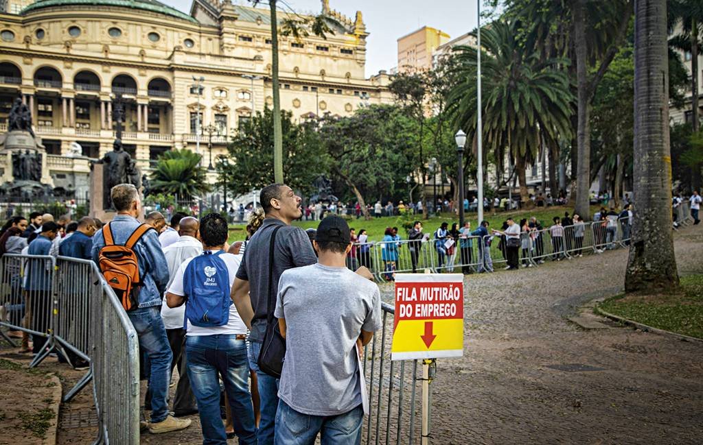 Fila de emprego em São Paulo: os erros do passado ainda são sentidos na economia (Bruno Rocha/Fotoarena)