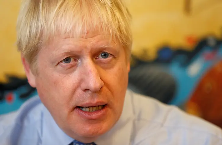 Boris Johnson: primeiro-ministro britânico foi internado no hospital St Thomas na noite de domingo com uma febre persistente e tosse (Peter Nicholls/Pool/Reuters)