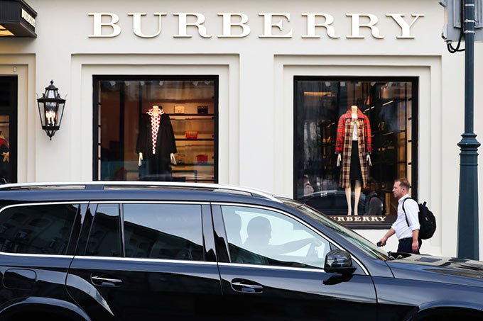 Venda sua peça usada Burberry on-line e seja convidado para um chá