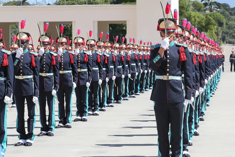 Militares: Todos os cinco deputados federais do PSL que são delegados das polícias Civil e Federal aderiram ao grupo de Luciano Bivar; por outro lado, os seis deputados que são oficiais da reserva do Exército e da Aeronáutica alinharam-se ao clã Bolsonaro (Marcos Corrêa/PR/Flickr)