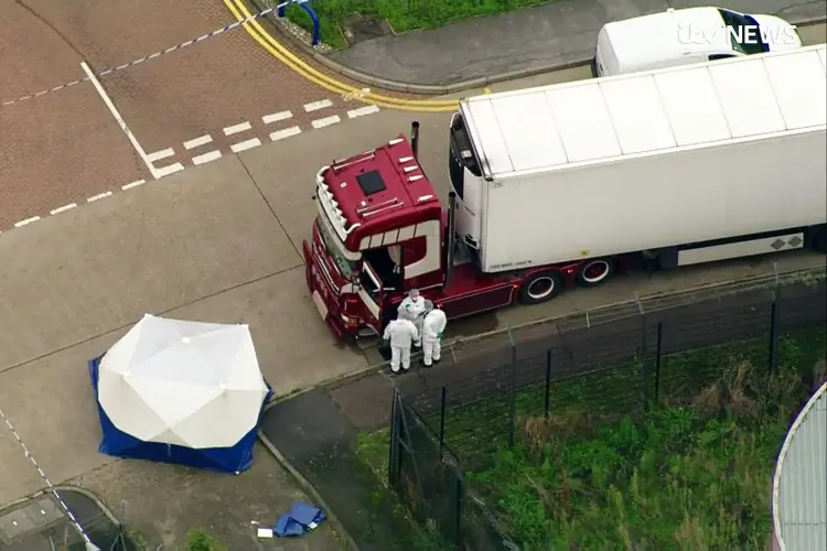 Imagem de arquivo: policiais britânicos encontram 39 corpos dentro de caminhão frigorifico (ITV London/Reprodução)