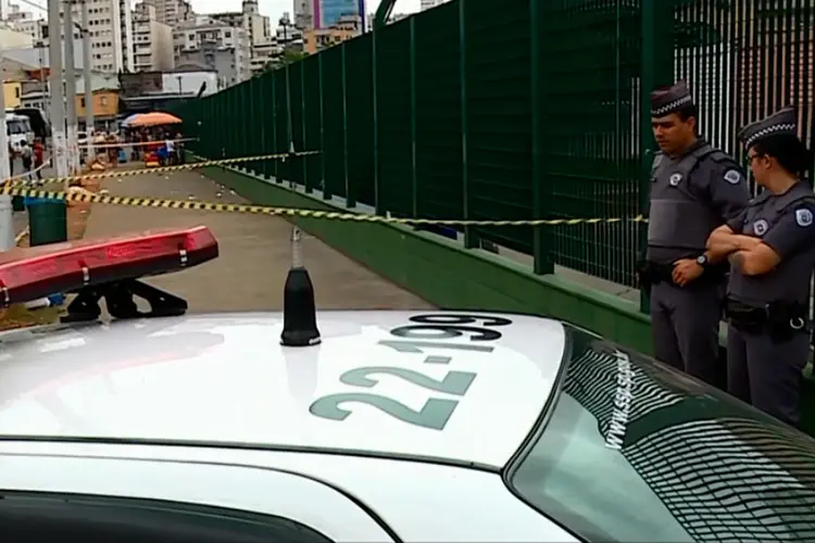 Praça São Vito: praça fica debaixo de um viaduto, sendo ocupada por moradias improvisadas e usada de estacionamento por ônibus de sacoleiros que frequentam o Brás (Globo News/Reprodução)