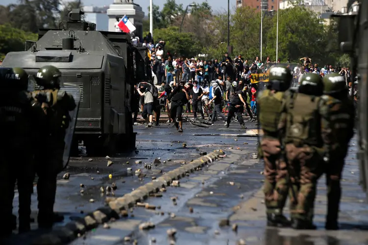 Protestos no Chile: confrontos completam três dias. Ao menos 1.500 pessoas foram detidas (Edgard Garrido/Reuters)