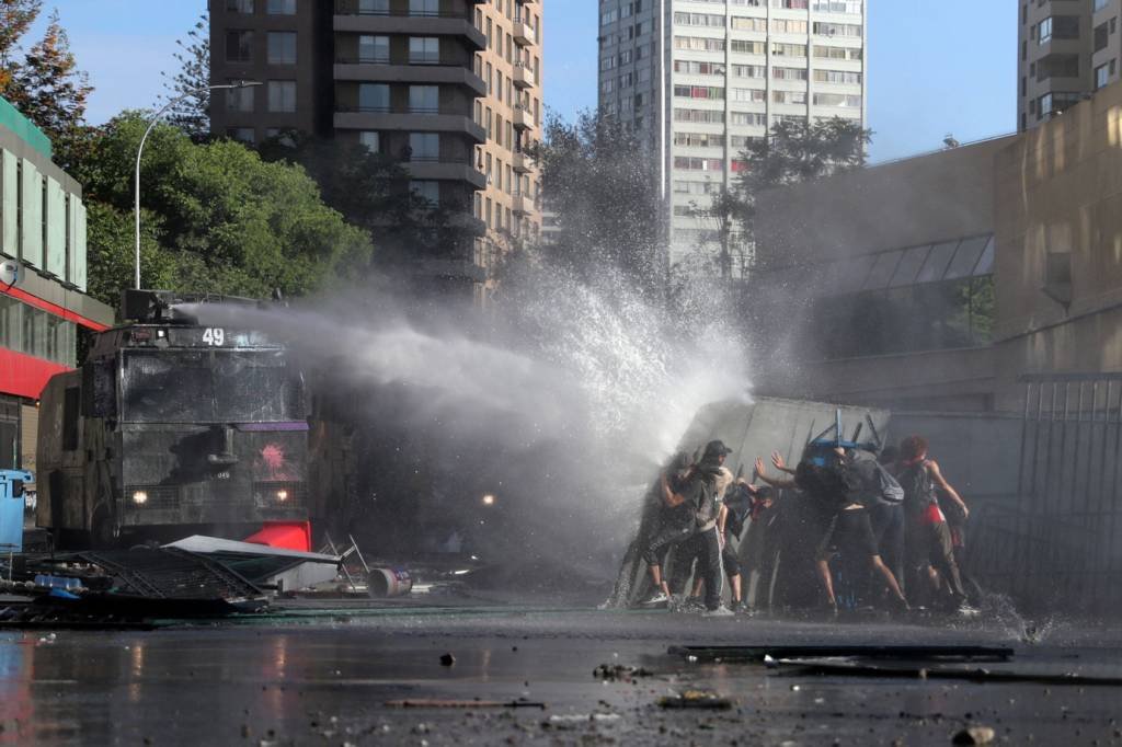 Bolsonaro diz que protestos no Chile têm origem no fim da ditadura no país