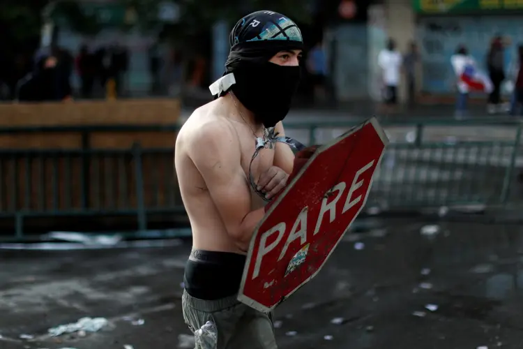 Chile: o país enfrenta protestos diários há cerca de duas semanas (Jorge Silva/Reuters)