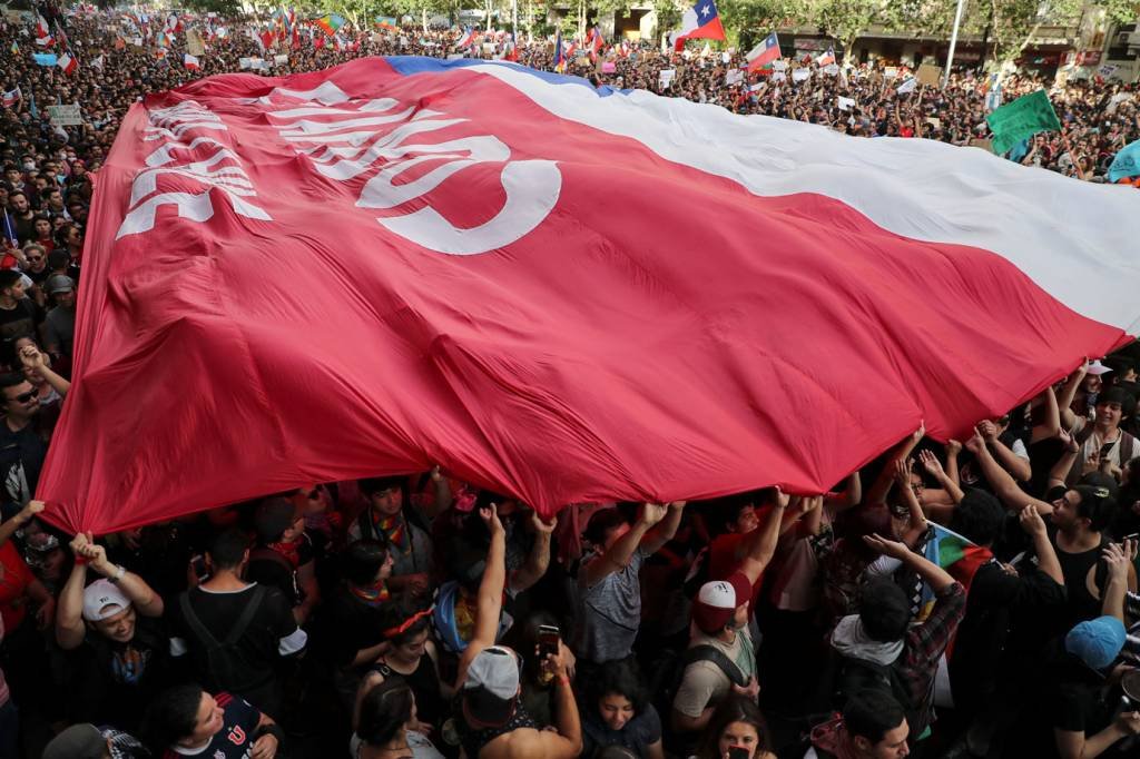 Mesmo após concessões, multidão protesta contra o governo no Chile
