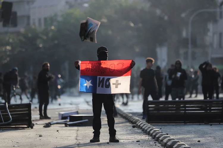 Chile: Vários incidentes violentos nas estações do metrô levaram o governo a decretar estado de emergência e a mobilizar militares nas ruas (Ivan Alvarado/Reuters)