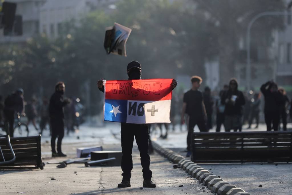 Chile tem madrugada de protestos, com três mortos e toque de recolher