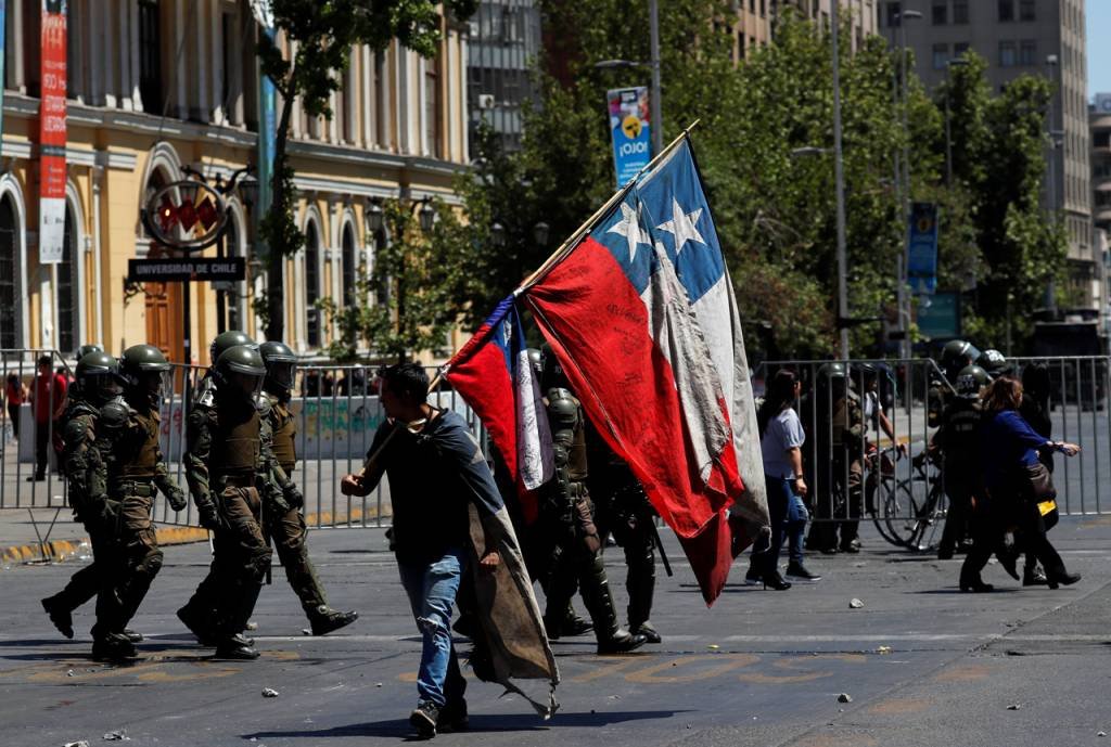 Chilenos fazem protesto de preto e marcam três meses de crise