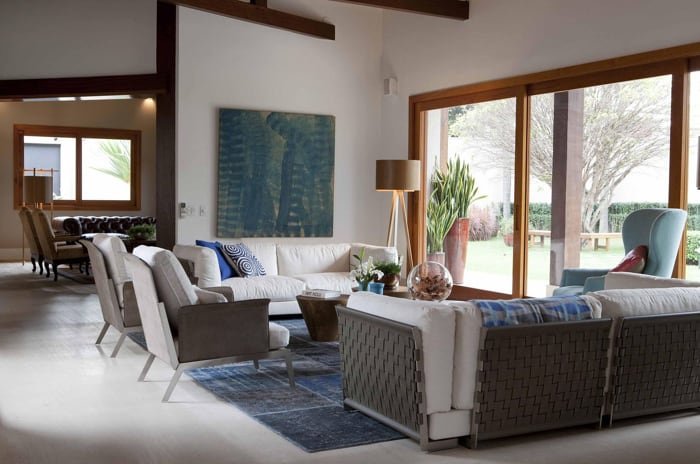 Como combinar sofá com poltrona para criar ambientes com estilo