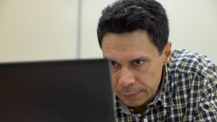 Eduardo Ramos prepara ordens momentos antes da abertura da Bolsa de Chicago. (Daniel Leite Pires/Abril)