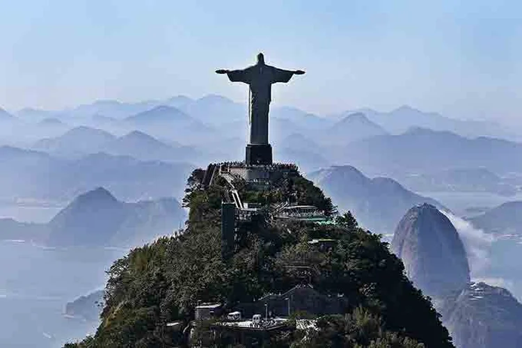 Cristo Redentor: pontos turísticos podem receber público, mas com o limite de 50% de capacidade de lotação (Alex Livesey - FIFA/Getty Images)