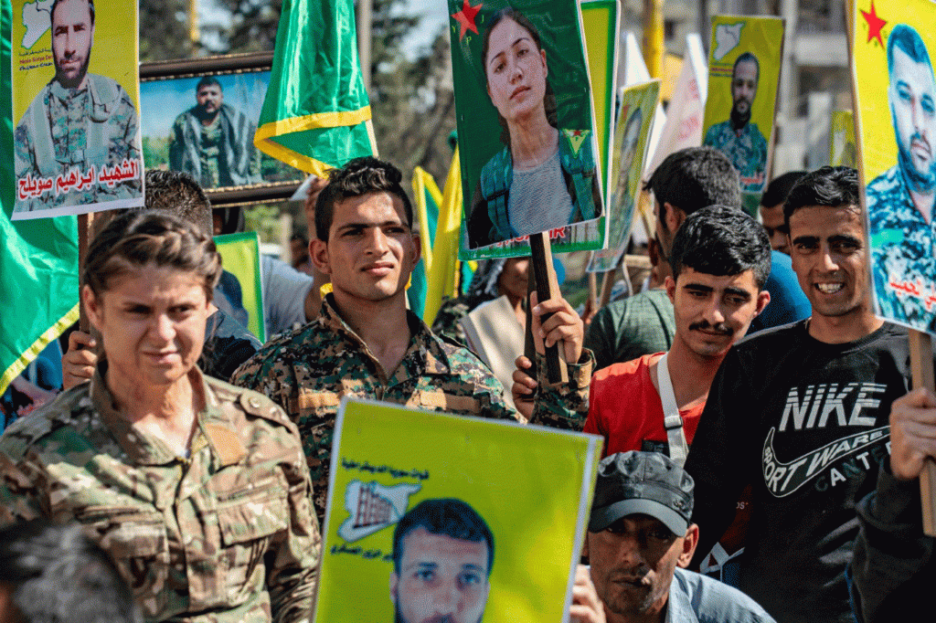 Curdos decretam mobilização geral prestes a lidar com ofensiva da Turquia