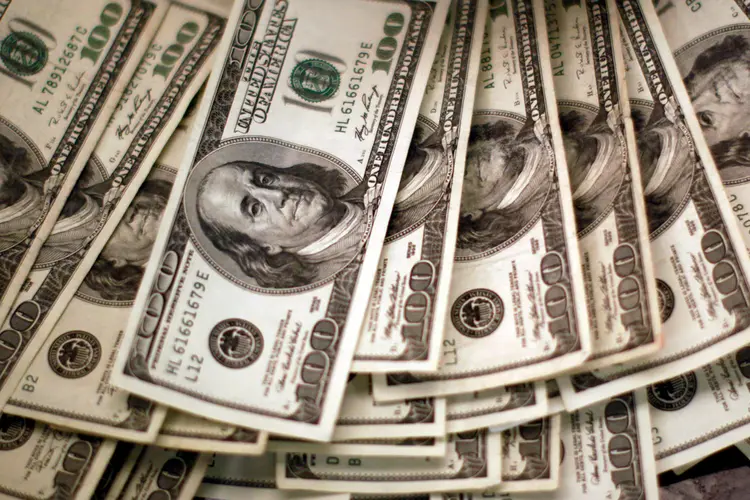 Dólar: No acumulado de nove semanas, o país perdeu, em termos líquidos, US$ 17 bilhões  (Rick Wilking/Reuters)