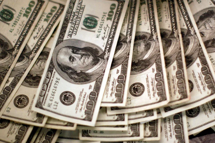 Dólar: moeda futura de maior liquidez tinha ganho de 0,68%, a 4,2245 reais. (Rick Wilking/Reuters)