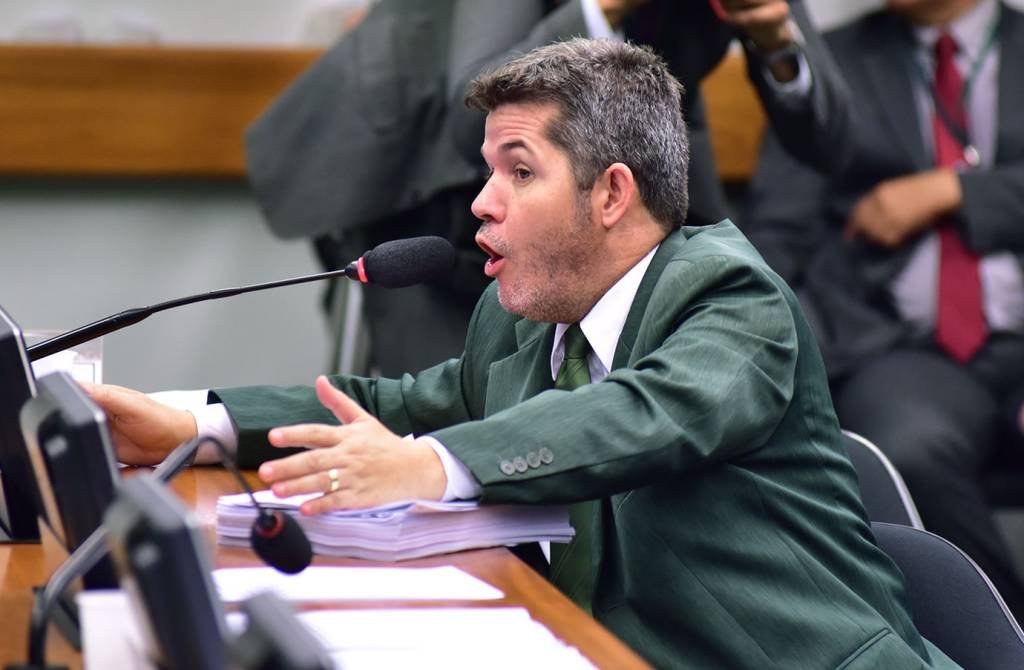 Bolsonaro comprou deputados para colocar Eduardo na liderança, diz Waldir