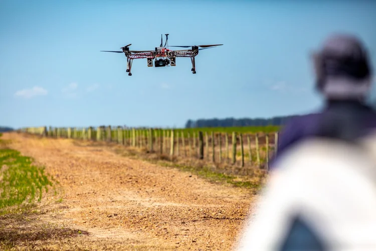 Drone da ARPAC pulverizando lavoura: 2,5 milhões em investimentos já captados (ARPAC/Divulgação)