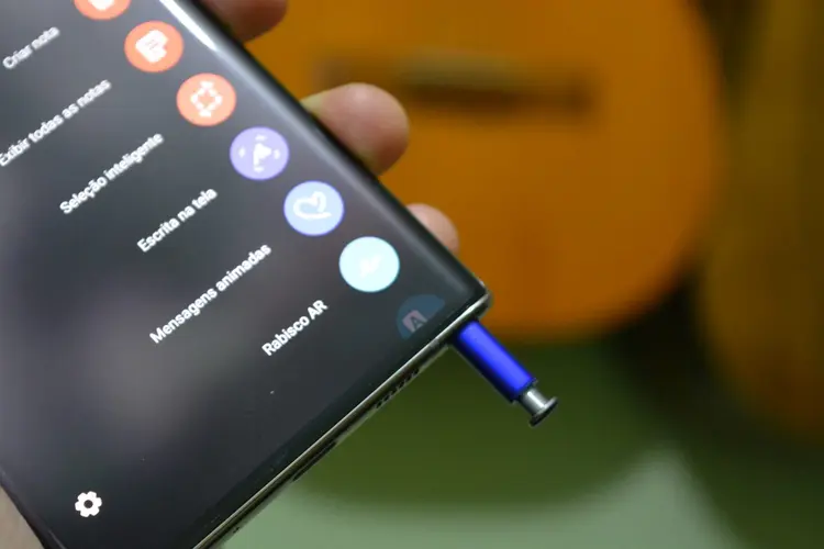 Galaxy Note 10+ smartphone da Samsung tem módulo com quatro câmeras na parte traseira (Lucas Agrela/Site Exame)