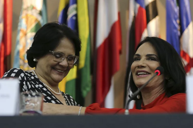 A  ministra Damares Alves e a modelo Luiza Brunet, durante lançamento do projeto Salve Uma Mulher. (José Cruz/Agência Brasil)