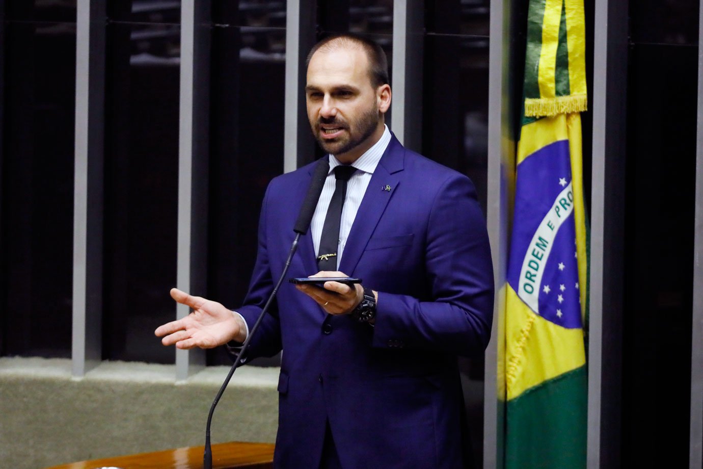 Eduardo Bolsonaro diz que o pai sentia dores leves na região do abdômen